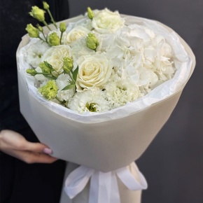 Букет "Нега" из Голландской гортензии, роз и эустом в Лыткарино