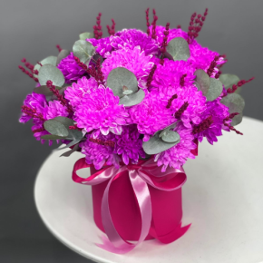 Композиция в шляпной коробке "Магия розового" из хризантем и лаванды в Лыткарино