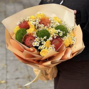 Букет "Зельда" из диантусов Lux, лимонных роз, лейко и ромашек в Лыткарино