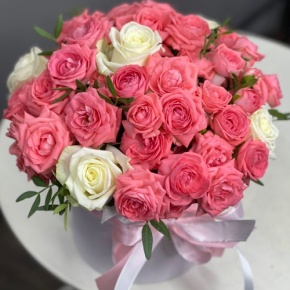 Композиция в шляпной коробке из белых и кустовых коралловых роз в Лыткарино