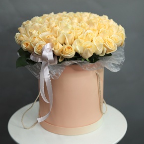 Композиция в шляпной коробке из 101 кремовой розы в Лыткарино