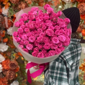 Букет из 35 малиновых кустовых пионовидных роз (60 см) в Лыткарино
