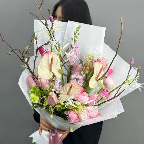Авторский букет с антуриумами, ранункулюсами и цветущими ветками магнолии в Лыткарино