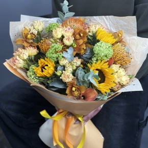 Букет "Сочиняй мечты" из подсолнухов, лейко, вибирнума, орхидей, калл, кустовых роз и талинума в Лыткарино
