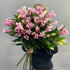 Букет из 17 розовых лилий в Лыткарино