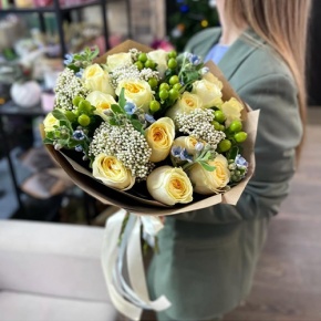 Букет "Мичиган" из пионовидных роз Баттеркап, озатамнуса, оксипеталума и гиперикума в Лыткарино