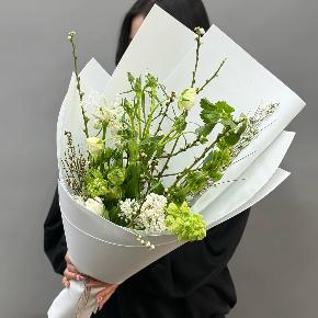 Белый букет с сиренью, ранункулюсами и тюльпанами в Лыткарино
