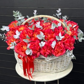 Композиция в корзине из 55 роз Эквадор Игуазу (60 см) в Лыткарино