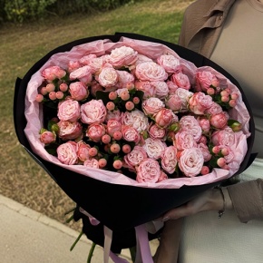 Букет из кустовых роз Бомбастик и гиперикума (50 см) в Лыткарино