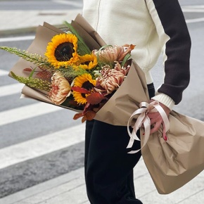 Букет "Оптимизм" из подсолнухов, листьев дуба, хризантем Виена и эремуруса в Лыткарино