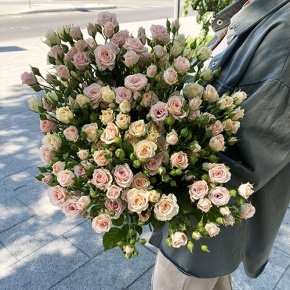 Букет из 31 кустовой розы микс (70 см) в Лыткарино