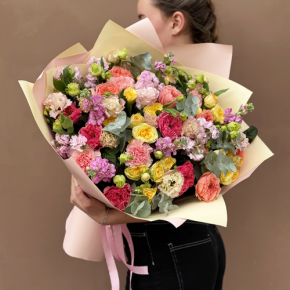 Букет "Яркая птичка" из пионовидных роз Риджертс Парк, маттиол, диантусов и эустом в Лыткарино