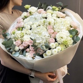 Букет "Пастелла" из кустовых пионовидных роз, Голландской Гортензии, эустомы, хризантемы Ньютон и эвкалипта в Лыткарино