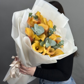 Букет из 17 оранжевых калл с эвкалиптом в Лыткарино