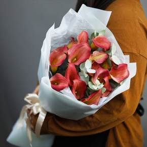 Букет из 17 нежных калл с эвкалиптом в Лыткарино