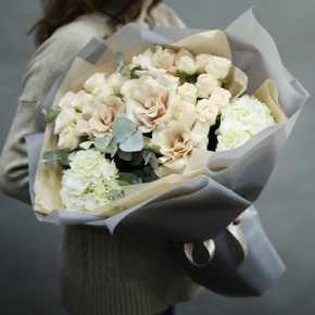 Букет "Вайб" из роз Эквадор Квиксенд, гортензии и кустовых роз в Лыткарино
