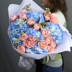 Букет "Тону в твоих глазах" из кустовых пионовидных роз Джульетта, хамелациума и гортензий в Лыткарино