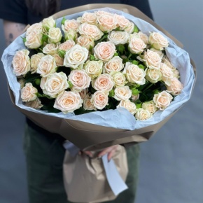 Нежный букет из 17 кремовых кустовых роз (60 см) в Лыткарино