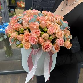 Композиция из кустовых роз в шляпной коробке " Персиковый мусс" в Лыткарино