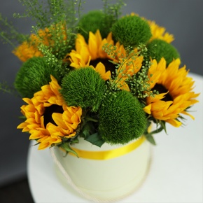 Композиция в шляпной коробке из подсолнухов и диантусов люкс в Лыткарино