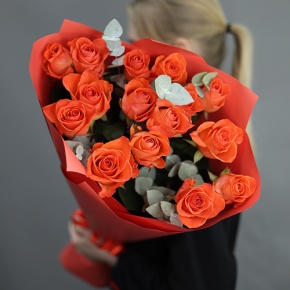 Букет из 15 морковных роз с эвкалиптом (70 см) в Лыткарино