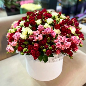 Композиция в шляпной коробке из 101 кустовой розы микс (50 см) в Лыткарино