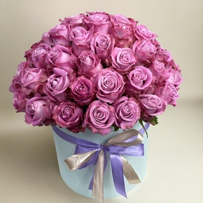 Композиция в шляпной коробке из 51 розы Меритим в Лыткарино