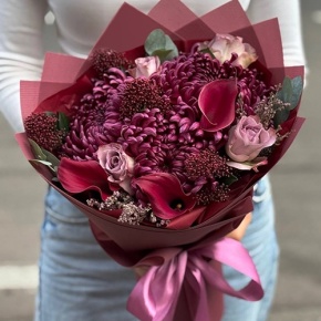 Букет "Импульс" из скиммии, калл, роз и хризантем Бигоуди в Лыткарино