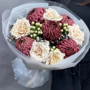 Букет "Всё что тебе касается" из хризантем Бигоуди, роз Эквадор Квиксенд и гиперикума в Лыткарино