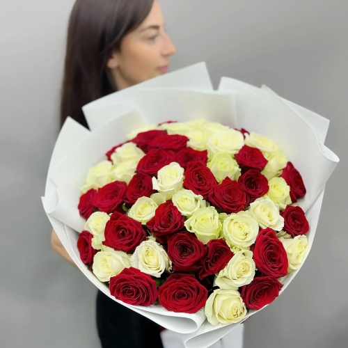 Букет из 51 красно-белой розы 70 см в Лыткарино