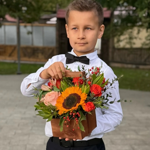 Деревянный ящик с подсолнухом, розами и калиной в Лыткарино