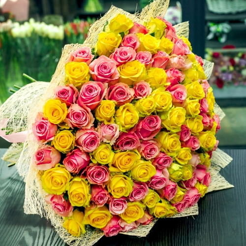 Букет из 101 розовой и лимонной розы (50 см) в Лыткарино