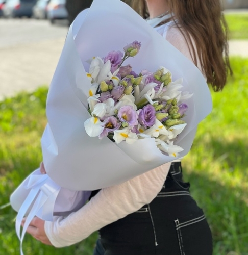 Букет "Вива ла дива" из эустом и ирисов в Лыткарино