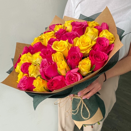 Букет из 51 малиновой и лимонной розы (40 см) в Лыткарино