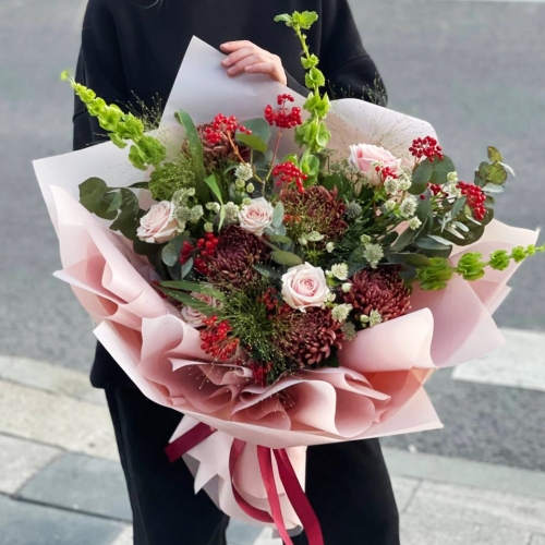 Букет "Вернисаж" из калины, хризантем Бигоуди, молюцеллы, паникума, роз и астранции в Лыткарино