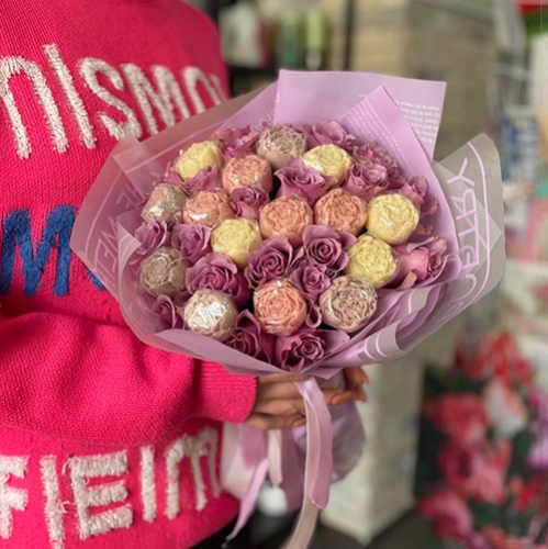 Букет из роз и шоколадных пионов в Лыткарино