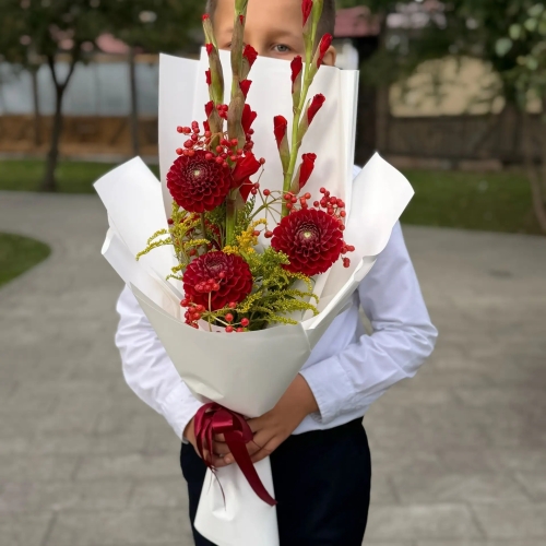 Букет на 1 сентября с красными гладиолусами, георгинами и калиной в Лыткарино