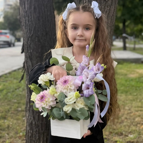 Композиция с георгинами на 1 сентября в белом ящике в Лыткарино