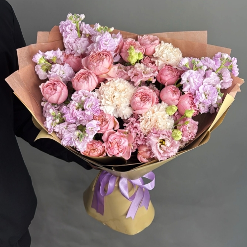 Букет "Амели" из ароматных маттиол, пионовидных кустовых роз Джульетта  эустом и диантусов в Лыткарино