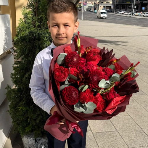 Букет с георгинами, розами и леукадендроном в Лыткарино