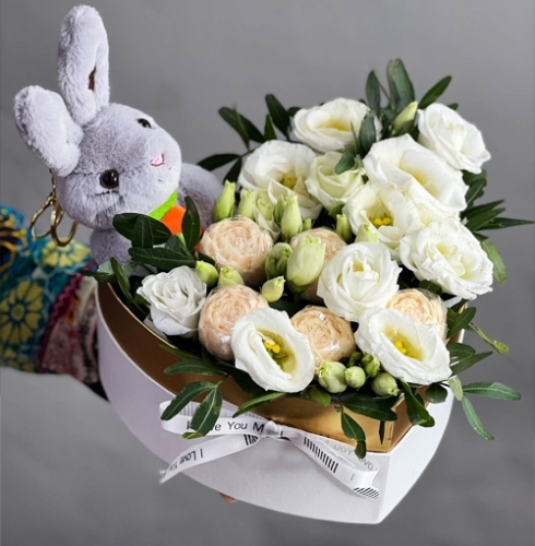 Композиция в коробке сердца из шоколадных пионов и эустом в Лыткарино