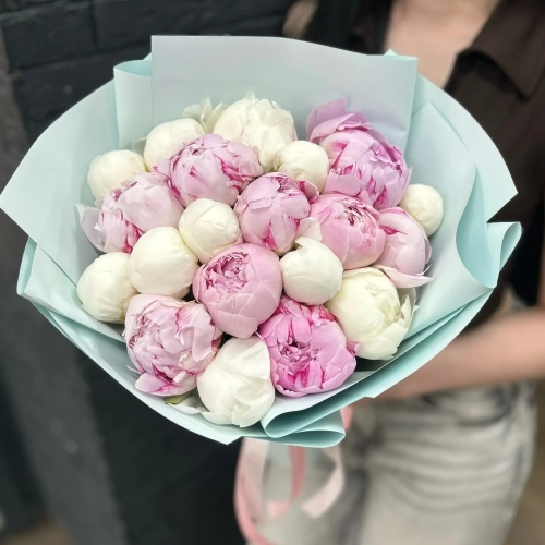 Микс из 19 бело-розовых пионов в Лыткарино